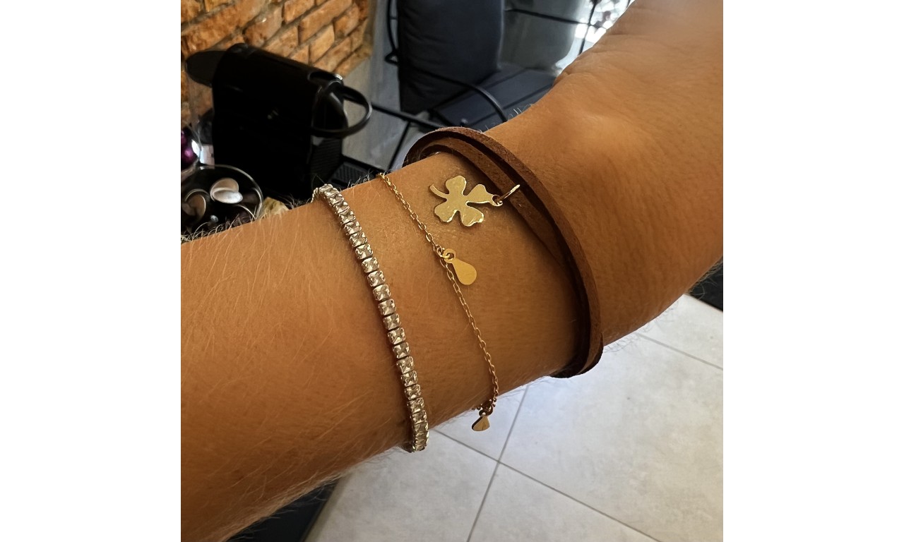 Pulseira Trevo Camurça Banho de Ouro 18k.